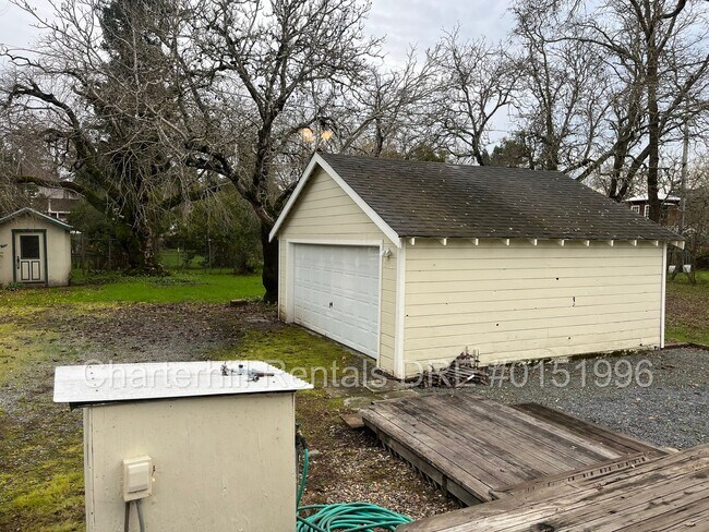 Building Photo - Wonderful, charming, home with large front porch in Kenwood