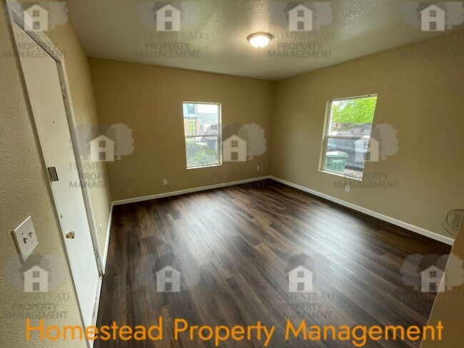 Building Photo - 219-219 1/2 S Monmouth Ave