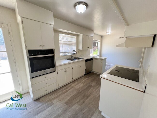 Building Photo - 10600 E Estates Dr