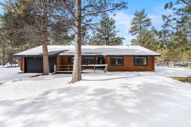 Building Photo - Quiet 3 Bedroom 2 Bathroom House