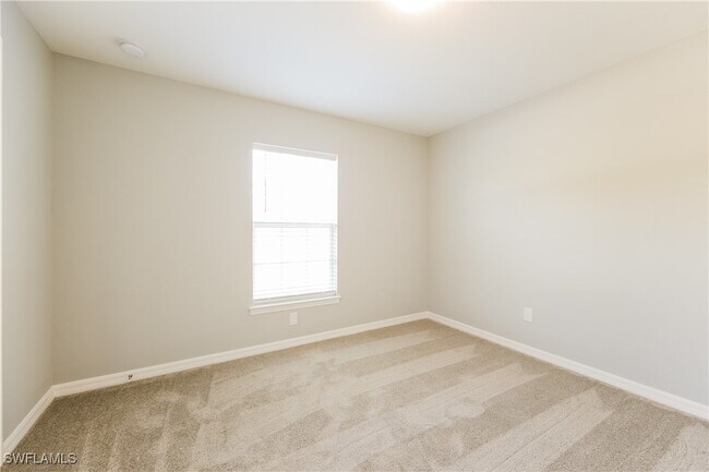 Building Photo - 858 Carbon St E