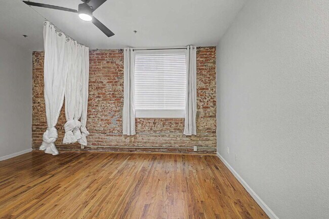 Building Photo - Adorable Studio in 1909 Building! Heart of Capitol Hill