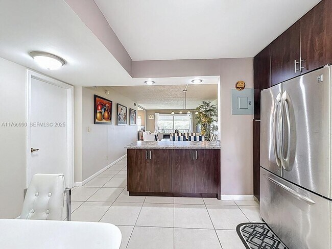 Building Photo - 9411 N Hollybrook Lake Dr