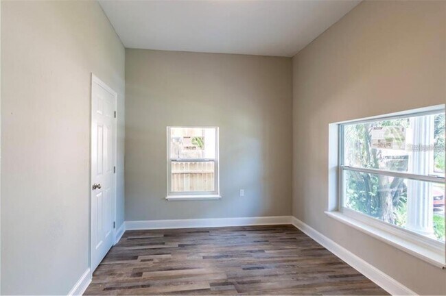 Building Photo - 2341 W Walnut St