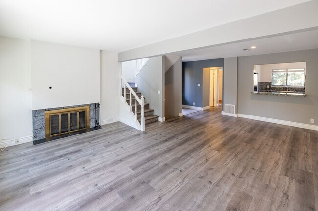 Building Photo - Beautiful End Unit Townhouse
