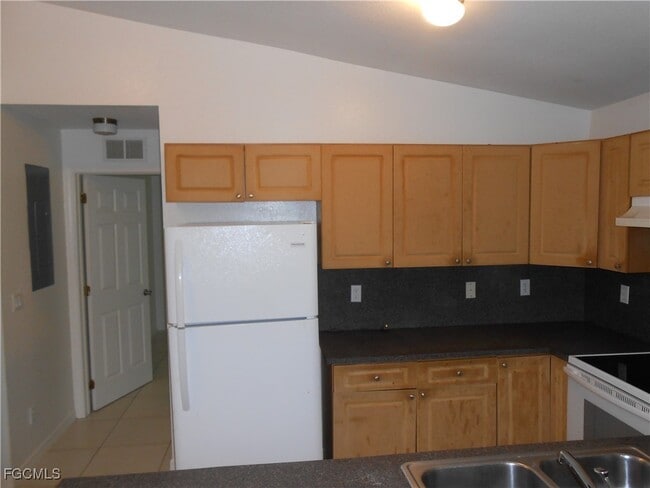 Building Photo - 4944 Golfview Blvd