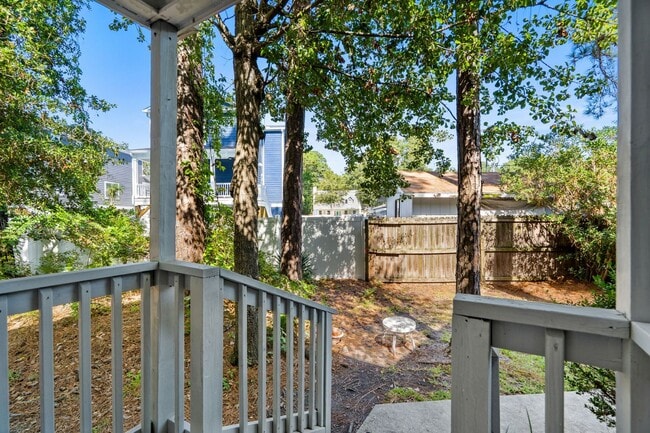 Building Photo - End unit of a Triplex within walking dista...