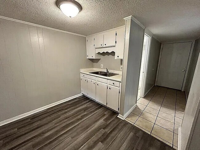 Building Photo - 3 Bedroom 1.5 Bathroom