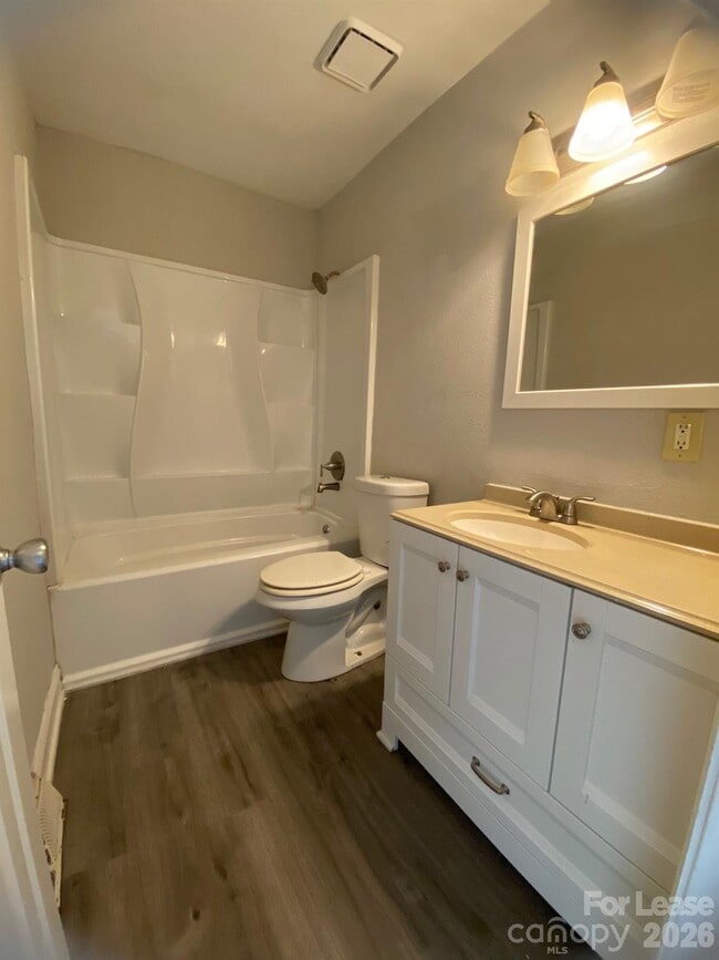 Building Photo - 900 Junius St