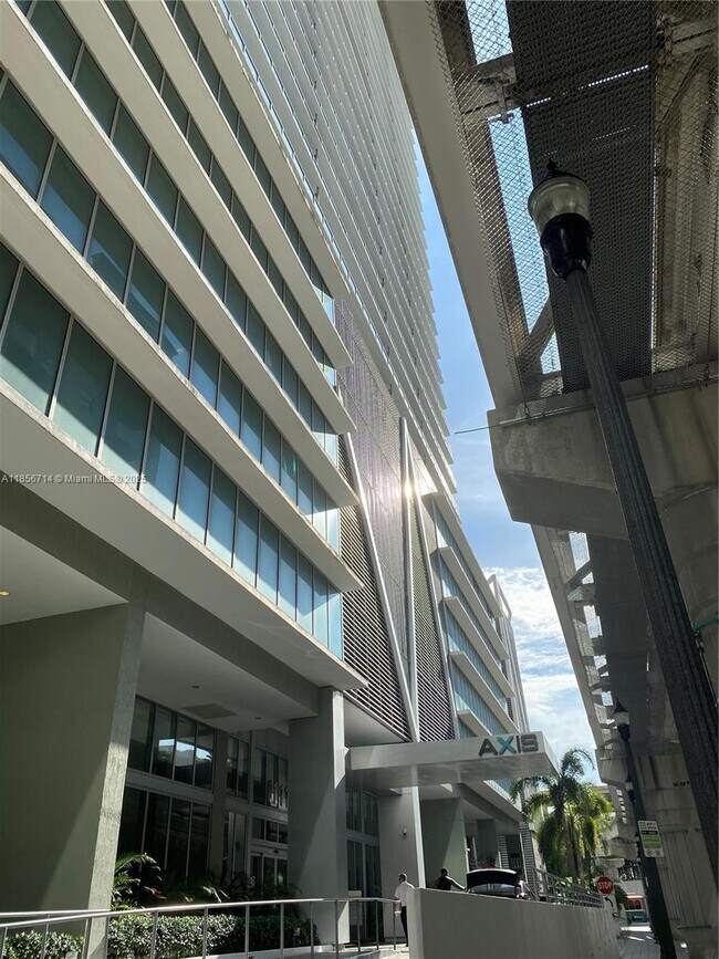 Building Photo - 1111 SW 1st Ave