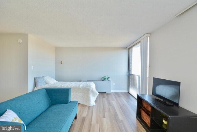 Building Photo - 4600 S Four Mile Run Dr