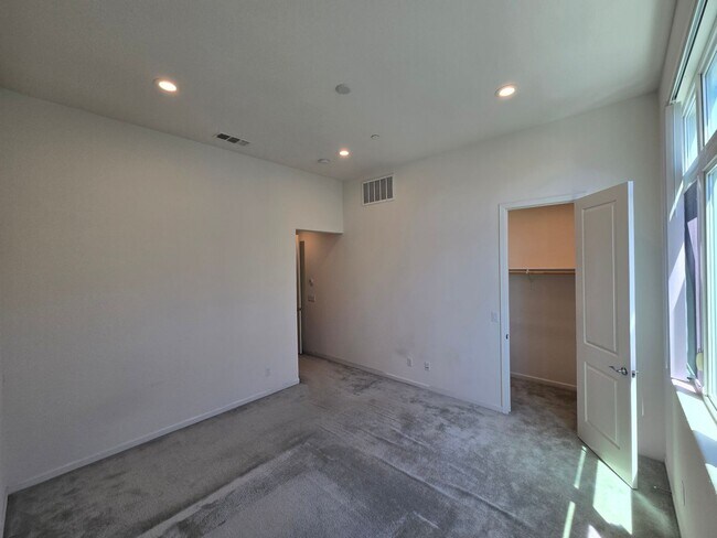 Building Photo - Beautiful 2 Bedroom 2 Bath Townhome in Dublin