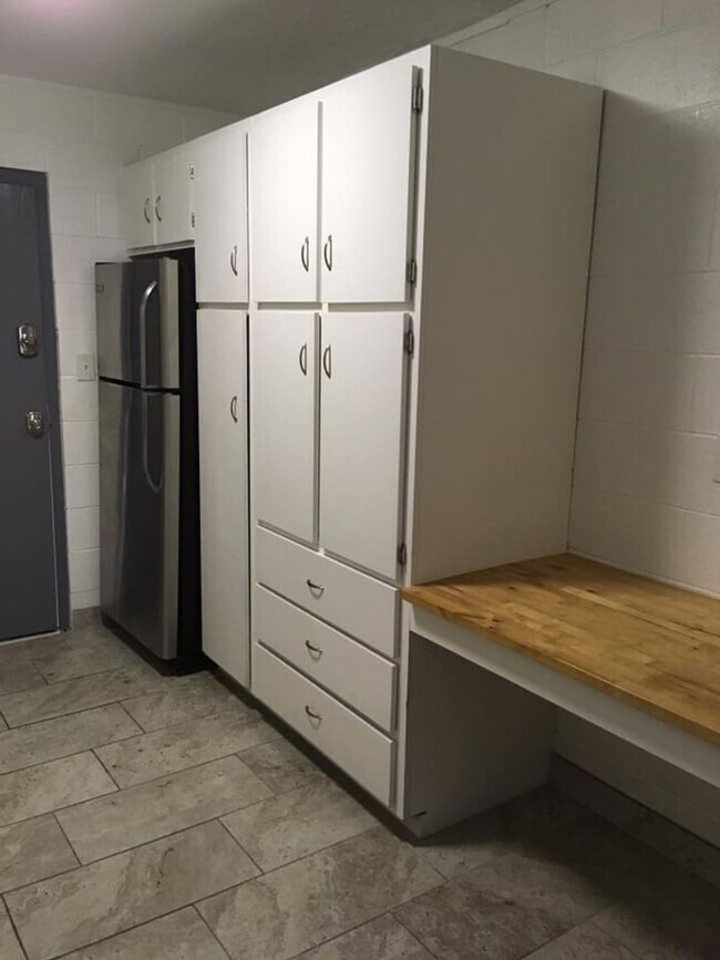 Building Photo - Studio Apartment - Available August 18th