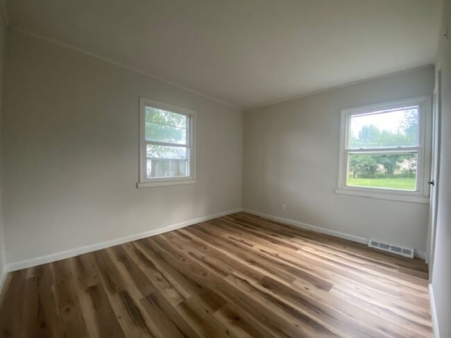 Building Photo - Welcome to this delightful three bedroom, ...