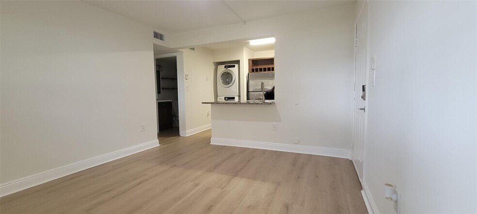 Building Photo - 350 Palm Cir W