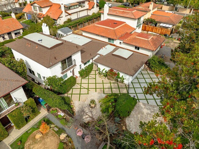 Building Photo - Welcome to this charming 2-bedroom, 1.5-ba...