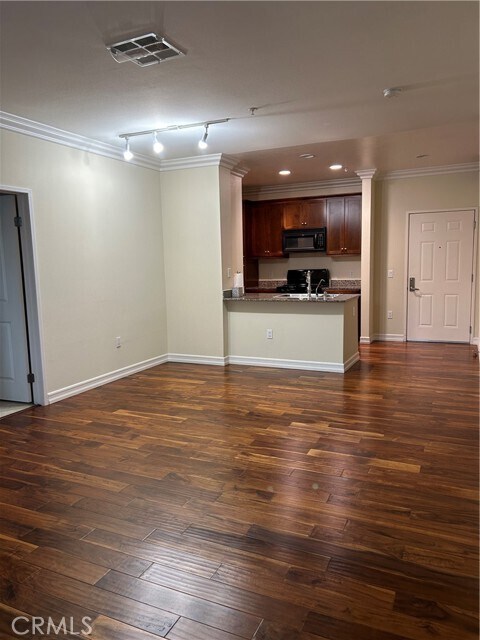 Building Photo - 1356 Scholarship