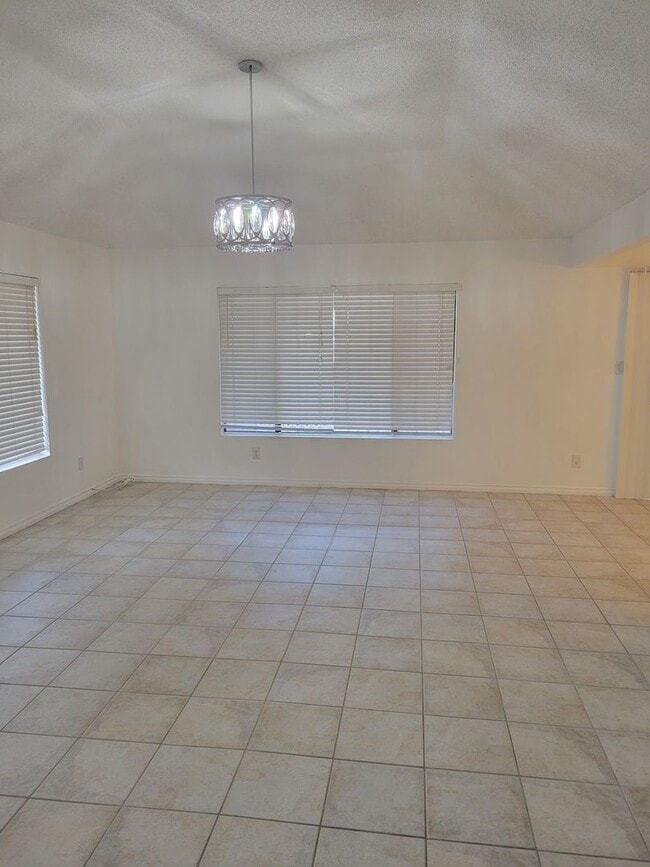 Building Photo - Rent Ready Single Story Townhome 3/2/ with 2 car