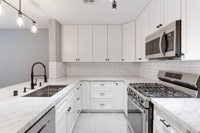 Building Photo - Remodeled 3-Bedroom Condo with Fireplace 8...