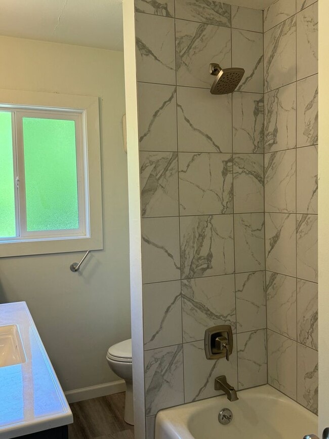 Building Photo - Fully updated 2 bed 1 bath single story duplex in a great location!