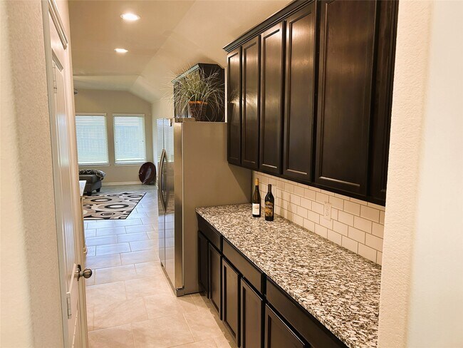 Building Photo - 1402 Central Heights Dr