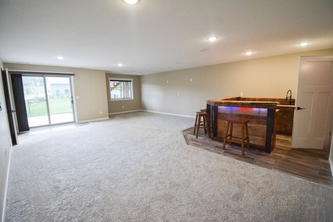 Building Photo - Spacious and Stunning 5 Bed 4 Bath For Ren...