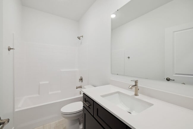 Building Photo - Move-In Ready Elegance - 4 Bedrooms! Pet Friendly!