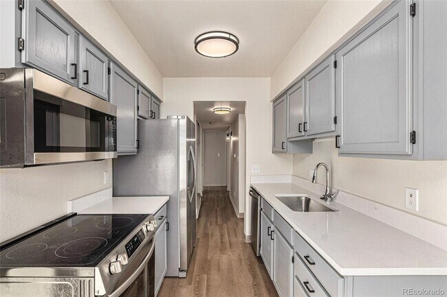 Building Photo - 2 bed, 1 bath, ~1000 square feet, Complete...