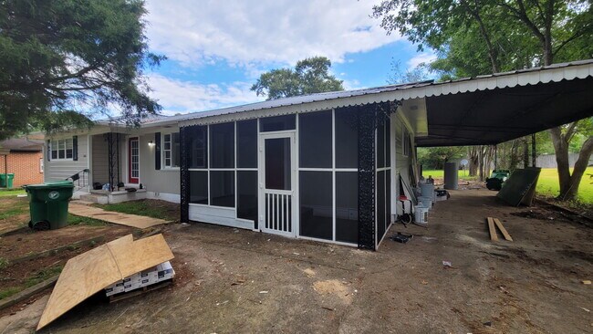 Building Photo - 1006 Stadium St