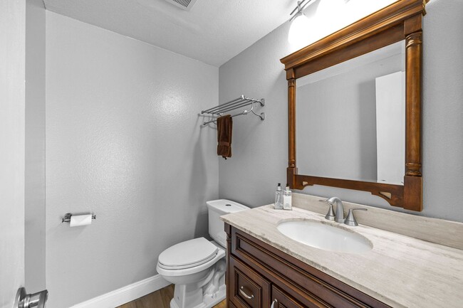 Building Photo - Beautiful Townhome in Mission Viejo