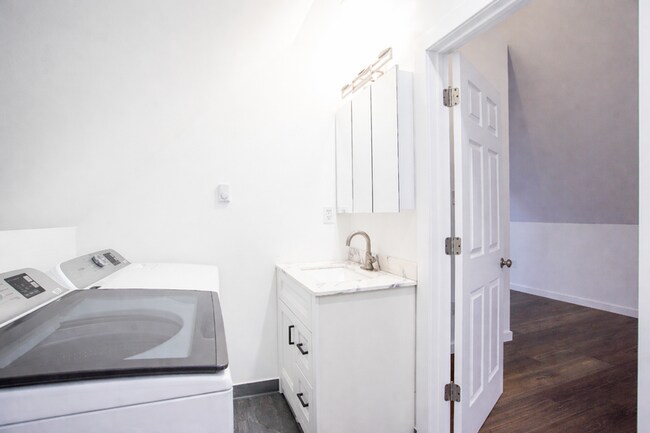 Building Photo - 42 E School St