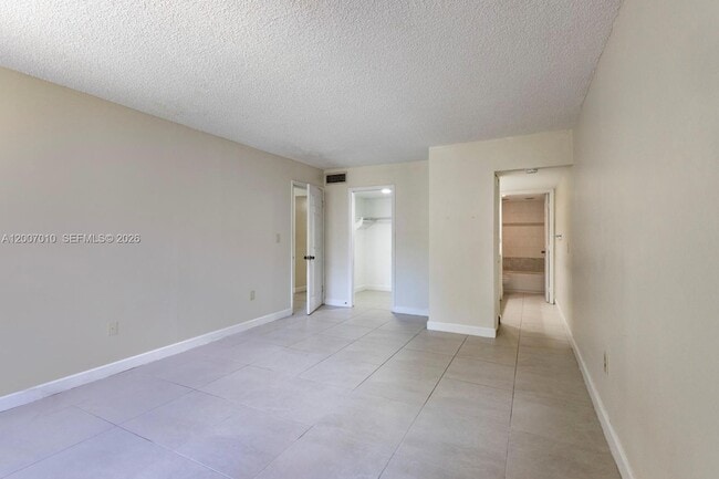 Building Photo - 10855 SW 112th Ave