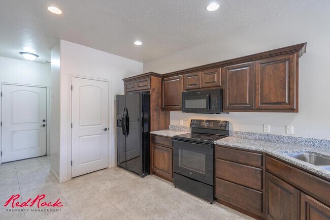 Building Photo - Charming 3 bedroom Townhome. 2 Community Pools!