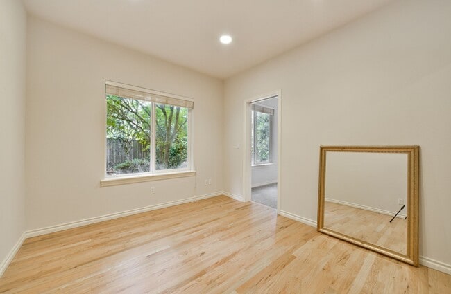 Building Photo - Nice 5 Bed / 2.5 bath house for rent in Kenmore.