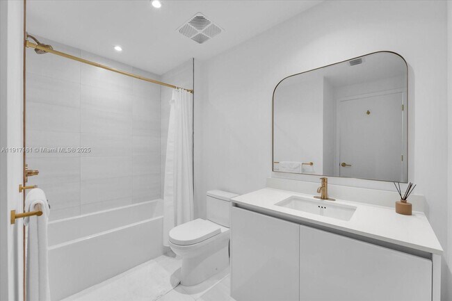 Building Photo - 2678 Tigertail Ave