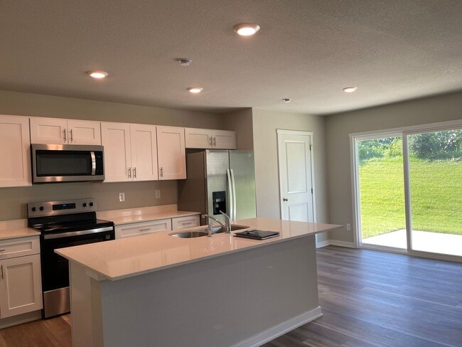Building Photo - Beautiful 3 bed, 2 bath townhome $2200