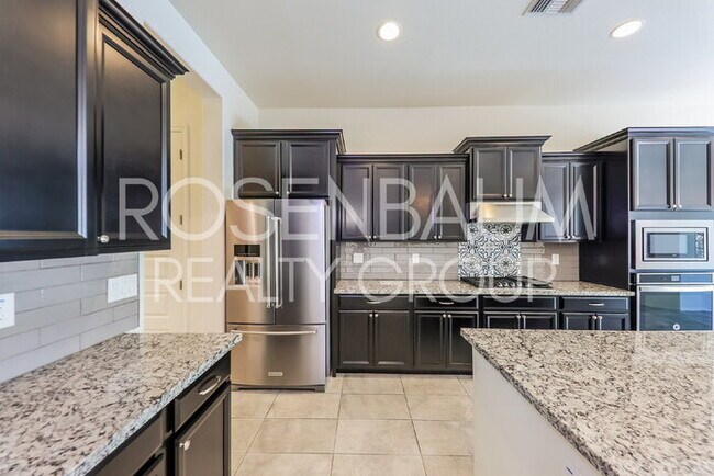 Building Photo - Stunning 4-bedrooms, 3-baths home in the h...
