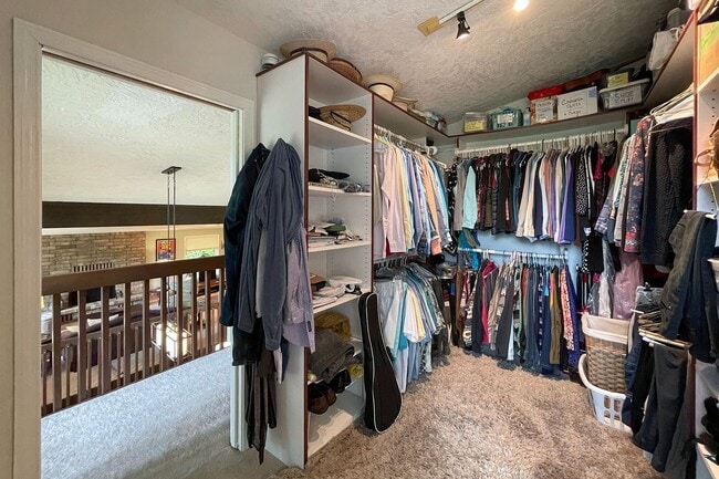 Building Photo - Fully Furnished Home