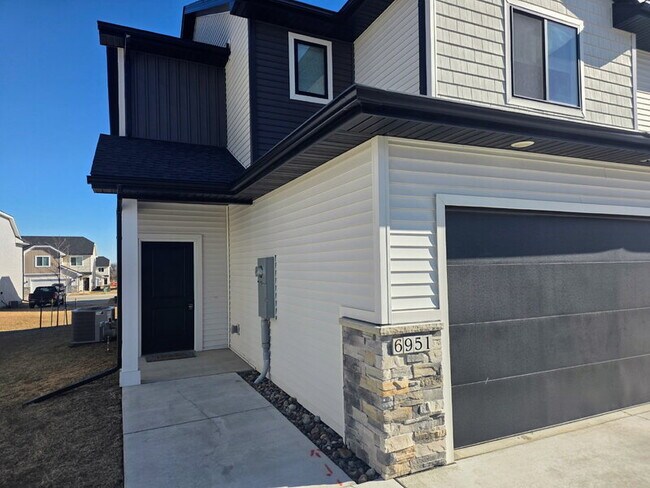 Building Photo - 6951 Bluebell Ct