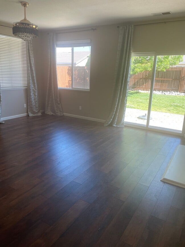 Building Photo - Beautiful Double Diamond Ranch Home For Rent