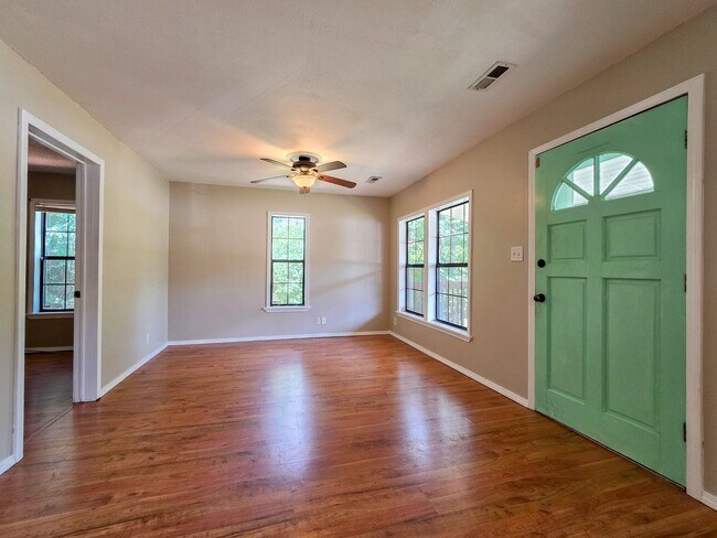 Building Photo - Charming 3 Bed 1.5 Bath home walkable to campus