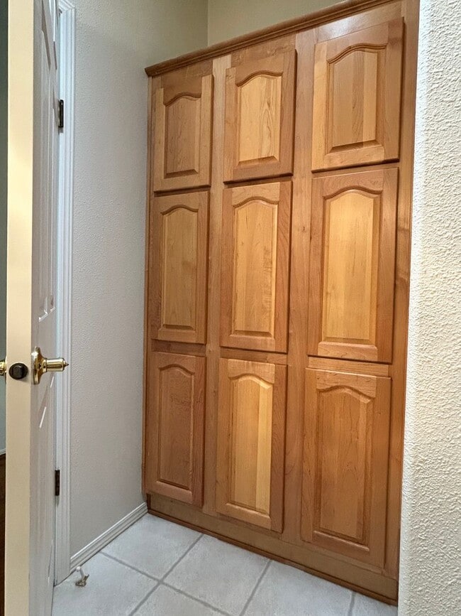 Building Photo - Large Single Family Home in Country with Office