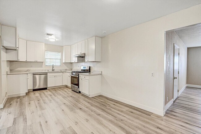 Building Photo - Beautifully Renovated 4 Bedroom Home with 3 Full Bathrooms!