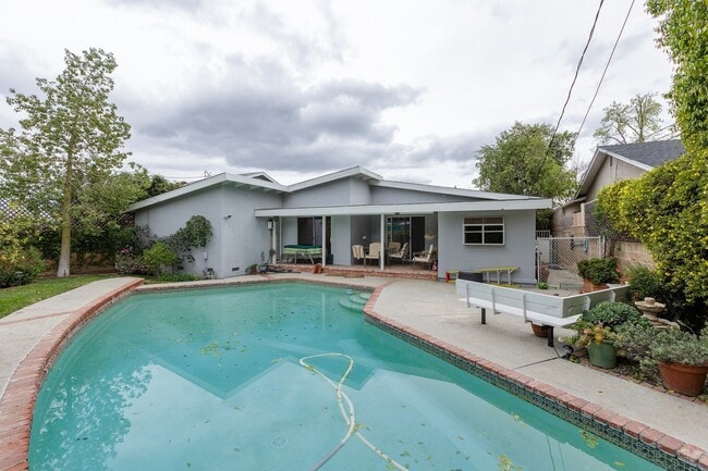 Building Photo - Spacious 3BR / 2BA Single-Story Pool Home in Granada Hills