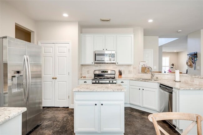 Building Photo - 2729 Kinney Oaks Ct