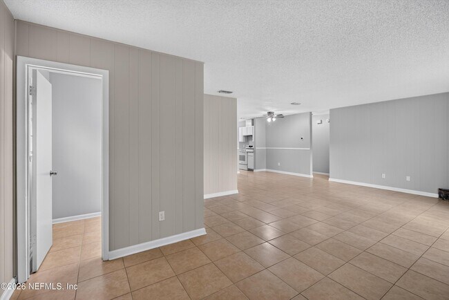 Building Photo - 1040 Willow Cove Ct E