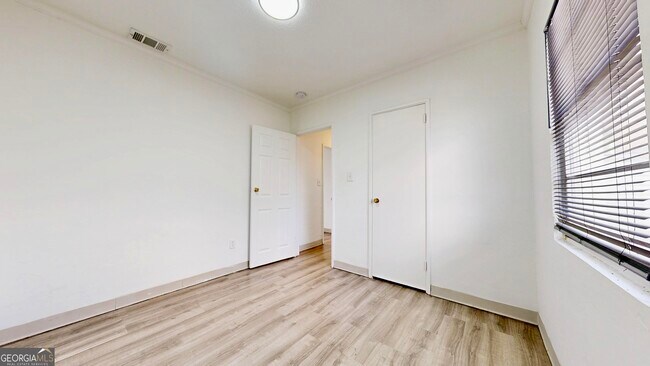 Building Photo - 526 Ware St