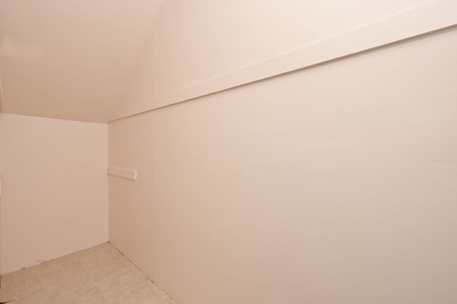 Building Photo - Charming 1BR/1BA Main Floor View Unit in Desired Neighborhood (Sunset Hill)