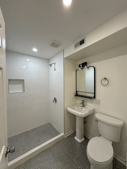 Building Photo - 2037 N Damen Ave