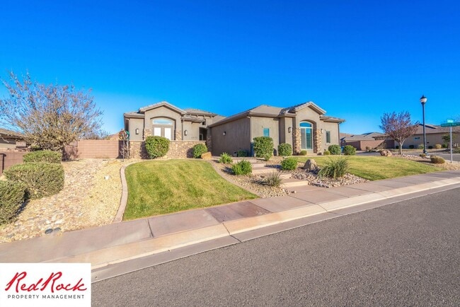 Building Photo - Stunning Fully Furnished 4 Bedroom Home. Community Pool & Mini Golf!